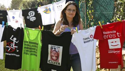 Mónica Oltra tiende camisetas de protesta en el jardín de su casa.