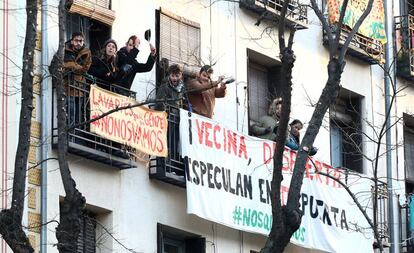 Protesta contra el desahucio de una inquilina en Madrid, el pasado febrero. 