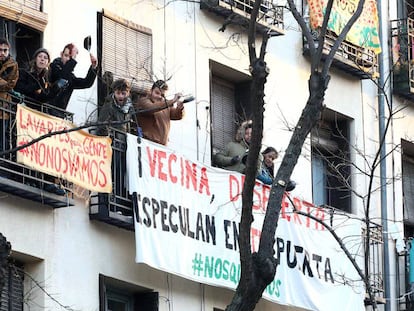 Protesta contra el desahucio de una inquilina en Madrid, el pasado febrero. 