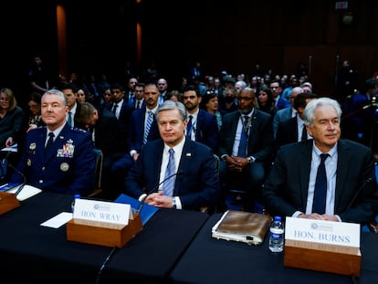 El general Jeffrey Kruse, de la Agencia de Inteligencia Militar; Christopher Wray, director del FBI y William Burns, director de la CIA, antes de comenzar la comparecencia.