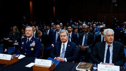 El general Jeffrey Kruse, de la Agencia de Inteligencia Militar; Christopher Wray, director del FBI y William Burns, director de la CIA, antes de comenzar la comparecencia.