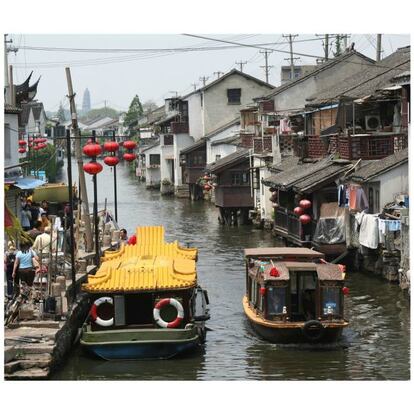 Suzhou, a media hora en tren de Shanghái, es una villa llena de parajes de ensueño, rodeados por una red de ríos y canales que amparan pequeñas tiendas de souvenirs y comida típica. El más hermoso de los espacios de la ciudad tiene el poco occidental nombre de Jardín de los Administradores Humildes. Lo construyó en el siglo XVI el funcionario Wang Xianchen, que aspiraba a llevar una vida modesta tras su jubilación de la vida política. Texto: Iñigo López Palacios