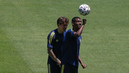 Isak golpea el balón con la mano, en el estadio de La Cartuja de Sevilla.