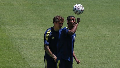 Isak golpea el balón con la mano, en el estadio de La Cartuja de Sevilla.