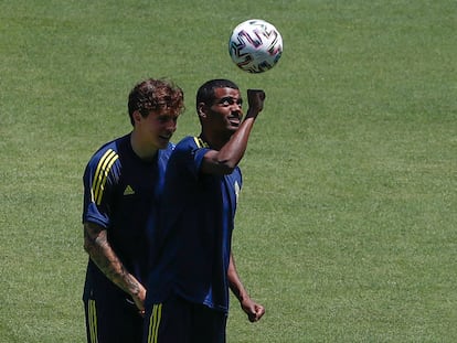 Isak golpea el balón con la mano, en el estadio de La Cartuja de Sevilla.