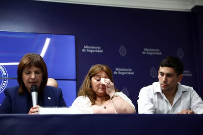 Patricia Bullrich, ministra de Seguridad argentina; Griselda Heredia, madre de Nahuel Agustn Gallo, y Kevin Gallo, en una rueda de prensa.