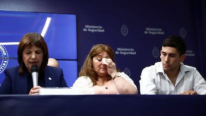 Patricia Bullrich, ministra de Seguridad argentina; Griselda Heredia, madre de Nahuel Agustín Gallo, y Kevin Gallo, en una rueda de prensa.