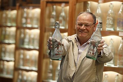 Rafael Sánchez Barros muestra dos botellas antiguas de la marca Gran Vía.