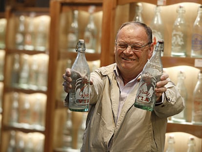 Rafael Sánchez Barros muestra dos botellas antiguas de la marca Gran Vía.