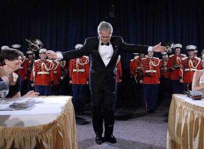 Bush toma la batuta y dirige una banda de <i>marines</i> en la fiesta.