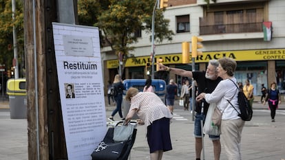 Recogida de firmas en la plaza del Virrei Amat de Barcelona para devolverle el nombre original prefranquista de plaza de Joan Salvat-Papasseig.
