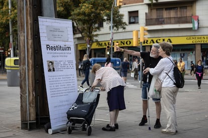 Recogida de firmas en la plaza del Virrei Amat de Barcelona para devolverle el nombre original prefranquista de plaza de Joan Salvat-Papasseit.