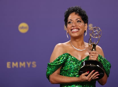 Liza Colón-Zayas posa con el premio Emmy como mejor actriz de reparto en una comedia, por 'The Bear', el 15 de septiembre en Los Ángeles, California.