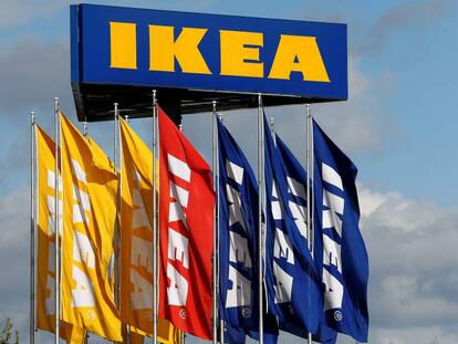 Banderas y logo de Ikea.