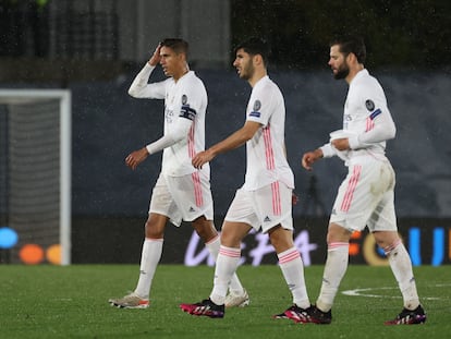 Varane, Asensio y Nacho, tras terminar el Real Madrid-Chelsea.