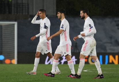 Varane, Asensio y Nacho, tras terminar el Real Madrid-Chelsea.