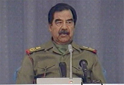 El presidente iraquí, Sadam Husein, vestido con uniforme militar, ayer, en una comparecencia televisada.