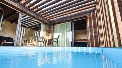 Piscina privada en una de las cabañas de Mallas, en Finisterre (Galicia).