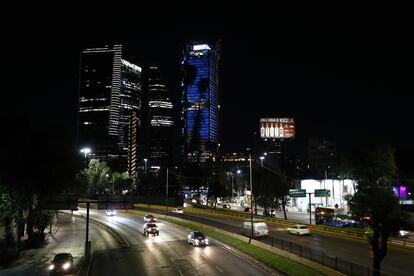 Vista nocturna de los rascacielos del paseo de la Reforma de Ciudad de México, a finales de octubre.