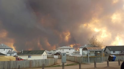 La evacuación obligatoria de la ciudad ha sido la de mayor importancia en la historia de Alberta, que ha cerrado las autovías 63 y 881 hacia Fort McMurray a todos los desplazamientos no esenciales.