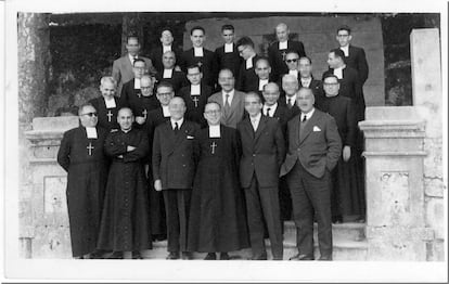 Fotografía de los religiosos y profesores de los maristas de Vigo en los años 60, en la que está uno de los acusados, el hermano Miguel, primero por la izquierda en la primera fila.