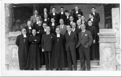 Fotografía de los religiosos y profesores de los maristas de Vigo en los años 60, en la que está uno de los acusados, el hermano Miguel, primero por la izquierda en la primera fila.