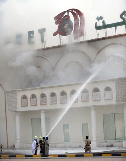 Incendio en un supermercado durante las protestas en Sohar.