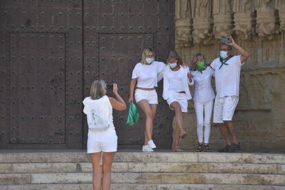 Varias personas se hacen una foto en la catedral de Huesca el 9 de agosto, día que debían haber comenzado las fiestas de San Lorenzo.