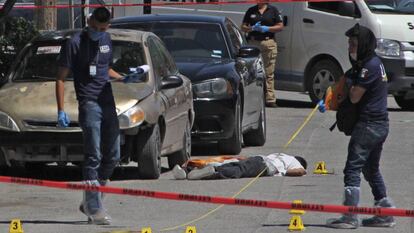 Forenses investigan un asesinato en Ciudad Juárez.