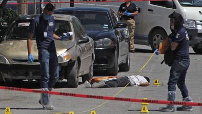 Forenses investigan un asesinato en Ciudad Juárez. 