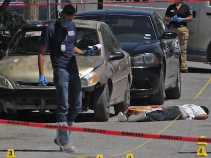 Forenses investigan un asesinato en Ciudad Juárez. 