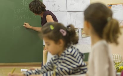 Dos alumnas, en clase de catalán en el colegio público Reina Violant, de Barcelona.