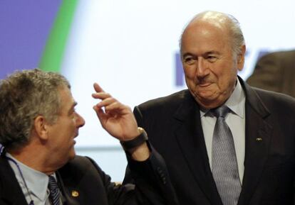 Joseph Blatter y Ángel Maria Villar, en Budapest