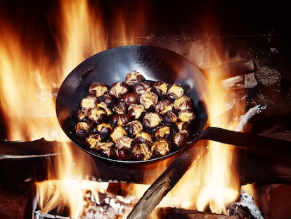 Asado de castañas en sartén de hierro fundido.