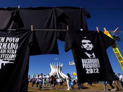 Apoiadores de Bolsonaro se manifestam em 9 de julho, em Brasília, ao lado de camisetas alusivas ao presidente.