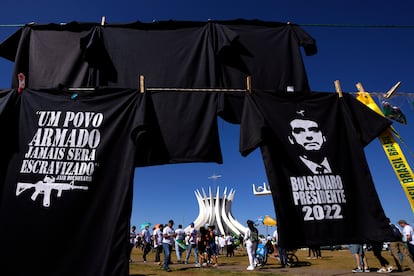 Apoiadores de Bolsonaro se manifestam em 9 de julho, em Brasília, ao lado de camisetas alusivas ao presidente.