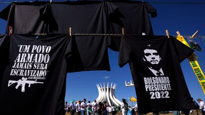 Apoiadores de Bolsonaro se manifestam em 9 de julho, em Brasília, ao lado de camisetas alusivas ao presidente.