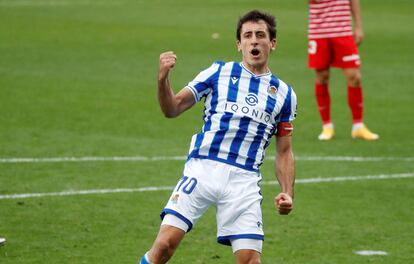 Mikel Oyarzabal festeja este domingo su gol de penalti ante el Granada en el Reale Arena de San Sebastián.