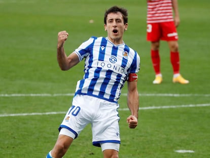 Mikel Oyarzabal festeja este domingo su gol de penalti ante el Granada en el Reale Arena de San Sebastián.