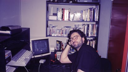 Víctor, uno de los cuatro hermanos Ruiz, haciendo historia sin darse cuenta frente a un ordenador en 1988.
