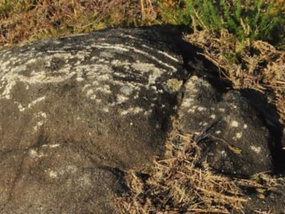 Daños en la roca sobre la que está el petroglifo