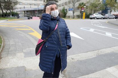 Cristina G. delante del hospital vitoriano de Txagorritxu en el que se ha contagiado toda su familia.