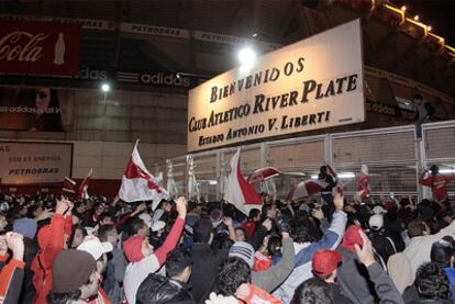 Los aficionados de River, a las puertas de su estadio tras perder en el partido de ida.