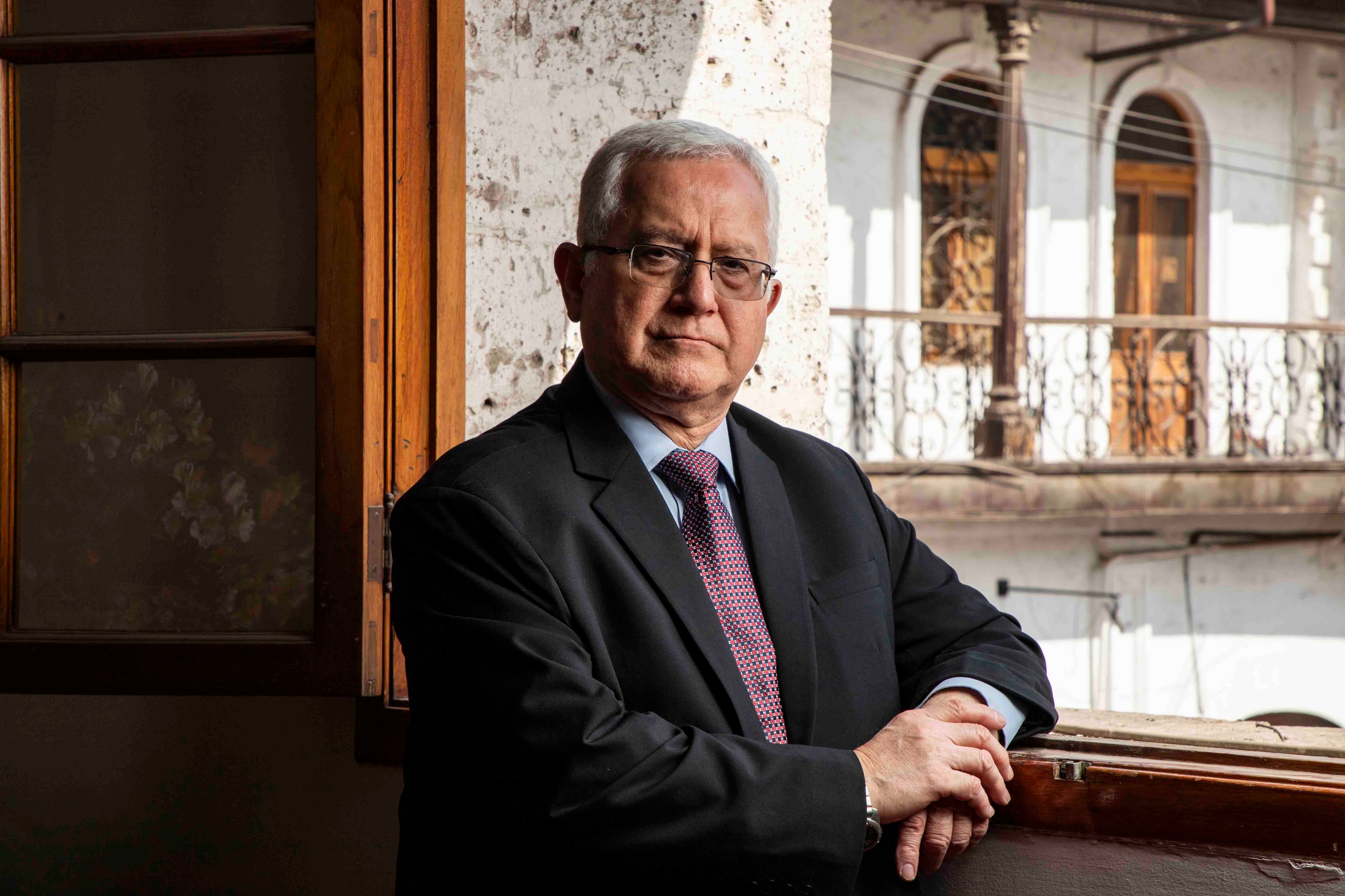 El presidente de la Academia Peruana de la Lengua, Eduardo F. Hopkins, en el congreso de Arequipa, el viernes.