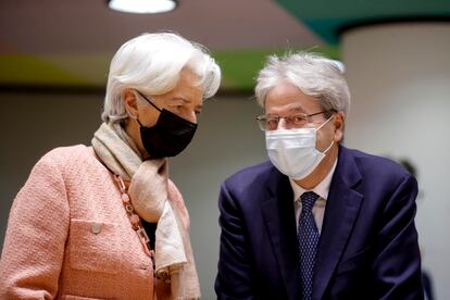 Christine Lagarde, presidenta del Banco Central Europeo, junto a Paolo Gentiloni, comisario de Economía, el pasado día 8 en Bruselas.