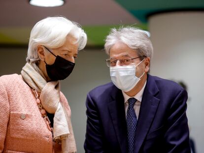 Christine Lagarde, presidenta del Banco Central Europeo, junto a Paolo Gentiloni, comisario de Economía, el pasado día 8 en Bruselas.