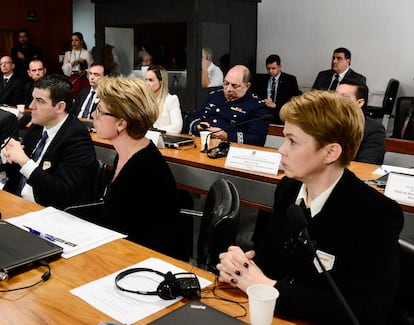 Fabienne Belle e Mara Paiva, da AFAV-C, ao lado do perito Abel Dias em sessão da CPI.