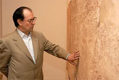 Rafael Canogar toca las planchas de papel de su cuadro <i>Tinaón</i> (1996), en la exposición del Círculo de Bellas Artes.