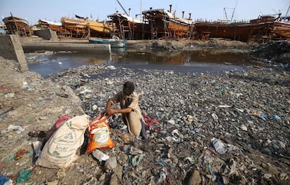 Un hombre busca elementos reciclables entre montones de basura y plástico el mismo día que se celebra el Día Mundial del Medio Ambiente, en Karachi, Pakistán.