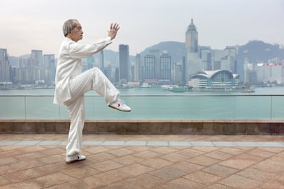 Uma arte marcial chinesa que combina uma série de movimentos delicados e fluidos para criar uma espécie de meditação em movimento. O exercício é praticado lenta e suavemente com um alto grau de concentração e dá especial atenção para a respiração em profundidade. Como são os praticantes que definem o seu próprio ritmo, ele é acessível para uma variedade muito ampla de pessoas, independentemente da idade ou da condição física. “É especialmente bom para os mais velhos, pois o equilíbrio é um componente importante da condição física e algo que perdermos com o avançar da idade”, diz Lee. Para Marta Rosado, com efeito, ele “melhora o equilíbrio, a coordenação e a flexibilidade. Previne o surgimento de dores lombares e problemas na coluna vertebral. A prendemos a respirar e a canalizar nossa energia. Melhora o sono e relaxa física e mentalmente. Qualquer um pode realizá-lo, pois ele não provoca nenhum tipo de impacto. Eu o recomendaria sobretudo a partir dos 50 anos”.